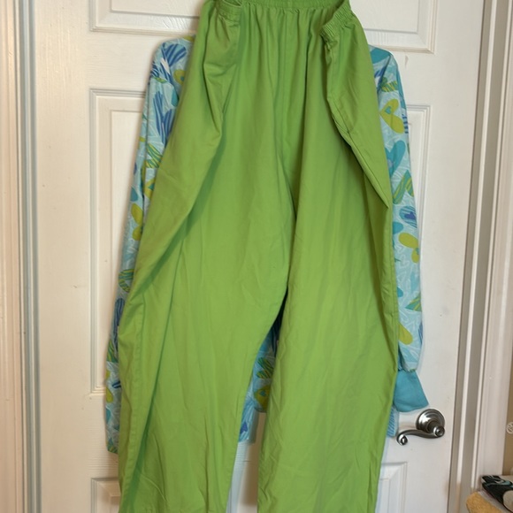 4X Green scrub pants and coat set - Picture 3 of 4